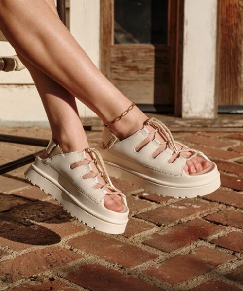 UGG(アグ)の「W GOLDENGLOW TOGGLE 1179370-JSM(サンダル・レディース・ホワイト・7/6/9/8/5)」の1枚目の写真