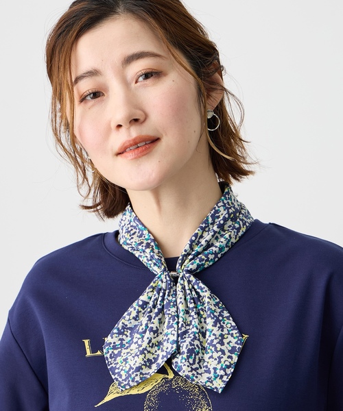 Petit Honfleur(プチオンフルール)の「【Liberty】リバティプリントワンタッチスカーフ【接触冷感】(ストール/ショール・レディース・グリーン/ネイビー/ブルー/サックスブルー・フリー)」の4枚目の写真