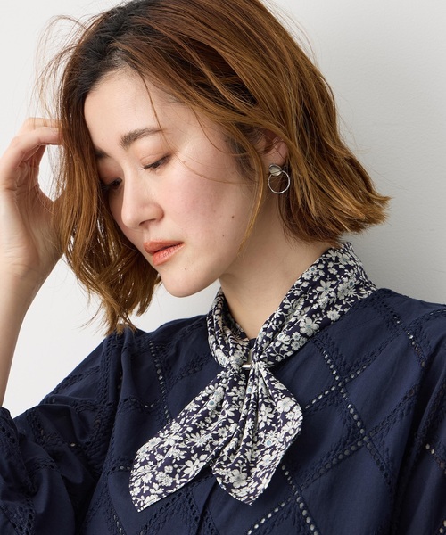 Petit Honfleur(プチオンフルール)の「【Liberty】リバティプリントワンタッチスカーフ【接触冷感】(ストール/ショール・レディース・グリーン/ネイビー/ブルー/サックスブルー・フリー)」の5枚目の写真