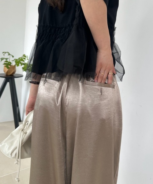 umune(ウムネ)の「サテンパンツ カーブパンツ ワイドパンツ ウエストゴム イージーパンツ 光沢感 ゆったり 体型カバー リラックス ストレート 秋 冬(その他パンツ・レディース・ベージュ/ブラウン/アイボリー・FREE)」の5枚目の写真