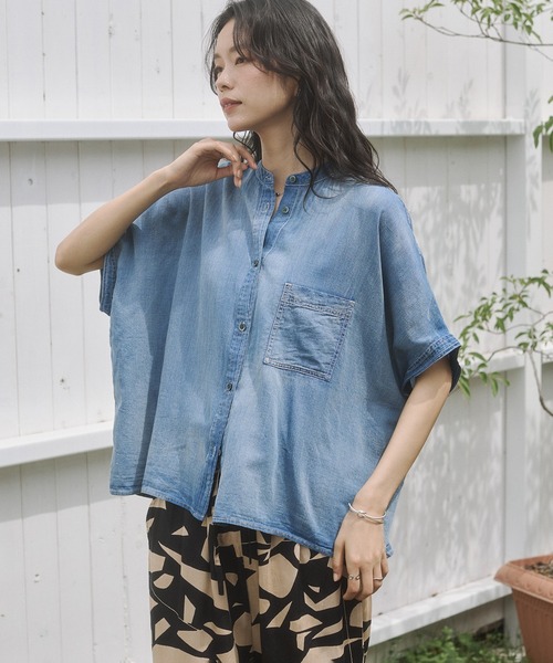 hunch(ハンチ)の「シアーデニム オーバー半袖シャツ(シャツ/ブラウス・レディース・ダークグレー/ライトブルー/ブルー・FREE)」の2枚目の写真