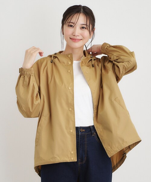 LAURA ASHLEY（ローラアシュレイ）の「【大人気!収納用トートバッグ付き】ペニーウェル グローヴ柄 ショート レインコート（その他アウター・レディース・カーキ系/ベージュ系その他3/ブルー系その他2・00）」の2枚目の写真