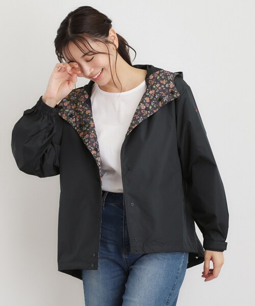 LAURA ASHLEY（ローラアシュレイ）の「【大人気!収納用トートバッグ付き】ペニーウェル グローヴ柄 ショート レインコート（その他アウター・レディース・カーキ系/ベージュ系その他3/ブルー系その他2・00）」の3枚目の写真