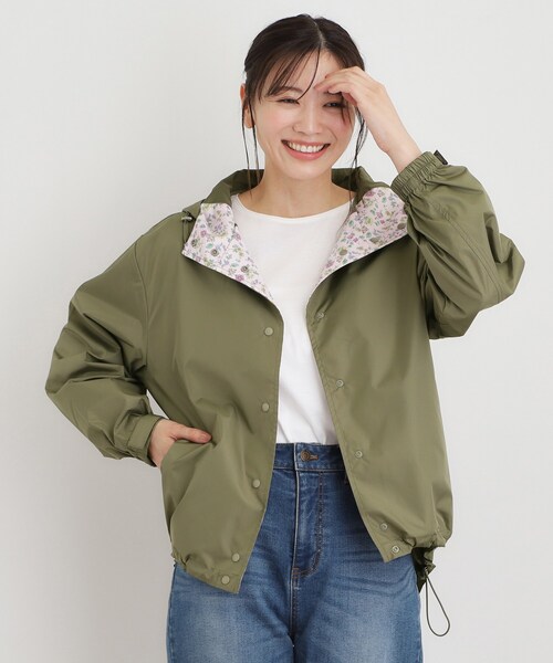 LAURA ASHLEY（ローラアシュレイ）の「【大人気!収納用トートバッグ付き】ペニーウェル グローヴ柄 ショート レインコート（その他アウター・レディース・カーキ系/ベージュ系その他3/ブルー系その他2・00）」の4枚目の写真