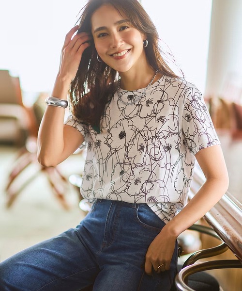 DoCLASSE( ドゥクラッセ)の「綿スラブ・総柄Tシャツ(Tシャツ/カットソー・レディース・グレイッシュベージュ/グレー/シルバー系その他/ブラック/グリーン/ホワイト×シルバー/ライトイエロー/ブラック系その他/ブラウン/ブルー/ホワイト×ブラック/その他/サックスブルー/ブルー系その他・3L/S/LL/L/M/XXL/XL)」の2枚目の写真