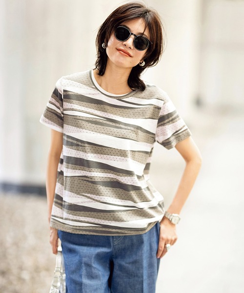 DoCLASSE( ドゥクラッセ)の「綿スラブ・総柄Tシャツ(Tシャツ/カットソー・レディース・グレイッシュベージュ/グレー/シルバー系その他/ブラック/グリーン/ホワイト×シルバー/ライトイエロー/ブラック系その他/ブラウン/ブルー/ホワイト×ブラック/その他/サックスブルー/ブルー系その他・3L/S/LL/L/M/XXL/XL)」の6枚目の写真
