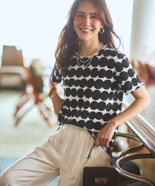 DoCLASSE( ドゥクラッセ)の「綿スラブ・総柄Tシャツ(Tシャツ/カットソー・レディース・グレイッシュベージュ/グレー/シルバー系その他/ブラック/グリーン/ホワイト×シルバー/ライトイエロー/ブラック系その他/ブラウン/ブルー/ホワイト×ブラック/その他/サックスブルー/ブルー系その他・3L/S/LL/L/M/XXL/XL)」の4枚目の写真