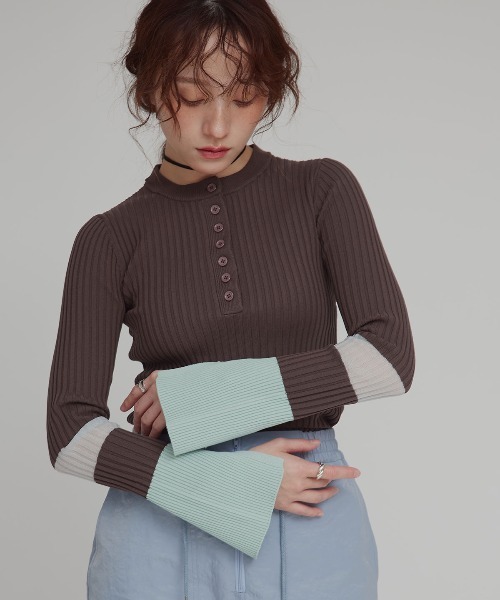 W:Huku(フーク)の「バイカラー 切り替え スリット リブ ニット トップス / Two-Tone Color-Blocked Slit Ribbed Knit Top(ニット/セーター・レディース・ブラウン/グレー/ブラック・FREE)」の3枚目の写真