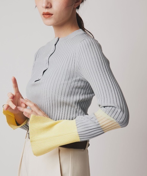 W:Huku(フーク)の「バイカラー 切り替え スリット リブ ニット トップス / Two-Tone Color-Blocked Slit Ribbed Knit Top(ニット/セーター・レディース・ブラウン/グレー/ブラック・FREE)」の2枚目の写真