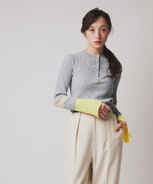 W:Huku(フーク)の「バイカラー 切り替え スリット リブ ニット トップス / Two-Tone Color-Blocked Slit Ribbed Knit Top(ニット/セーター・レディース・ブラウン/グレー/ブラック・FREE)」の4枚目の写真