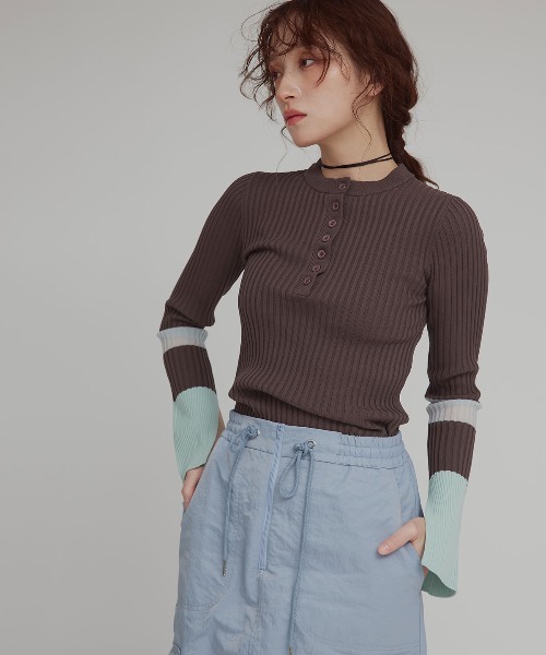 W:Huku(フーク)の「バイカラー 切り替え スリット リブ ニット トップス / Two-Tone Color-Blocked Slit Ribbed Knit Top(ニット/セーター・レディース・ブラウン/グレー/ブラック・FREE)」の14枚目の写真