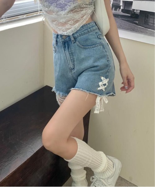 &soiree(アンドソワレ)の「レースアップフリンジデニムショートパンツ(デニムパンツ・レディース・ブルー・SMALL/X-LARGE/LARGE/MEDIUM)」の1枚目の写真