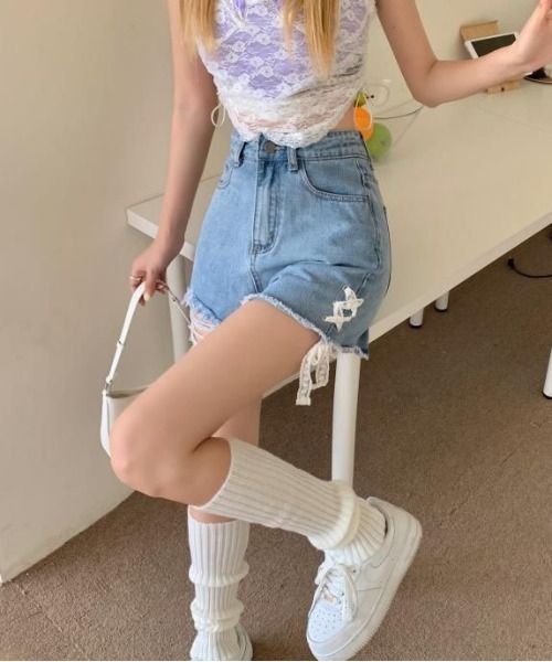 &soiree(アンドソワレ)の「レースアップフリンジデニムショートパンツ(デニムパンツ・レディース・ブルー・SMALL/X-LARGE/LARGE/MEDIUM)」の3枚目の写真