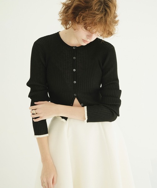 CLANE(クラネ)の「CONTRAST TRIM SHEER KNIT CARDIGAN(カーディガン/ボレロ・レディース・ブラウン/ホワイト/ブラック/ピンク・1/2)」の2枚目の写真
