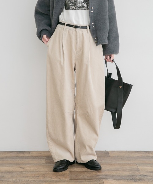 ITEMS URBANRESEARCH(アイテムズ アーバンリサーチ)の「コーデュロイバレルパンツ(その他パンツ・レディース・チャコールグレー/ホワイト系その他/レッド系その他・FREE)」の1枚目の写真