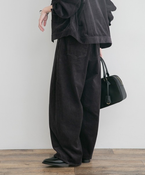 ITEMS URBANRESEARCH(アイテムズ アーバンリサーチ)の「コーデュロイバレルパンツ(その他パンツ・レディース・チャコールグレー/ホワイト系その他/レッド系その他・FREE)」の2枚目の写真
