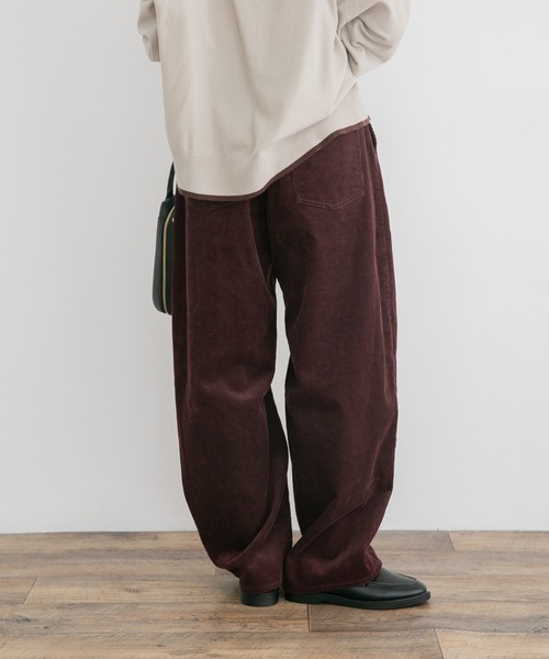 ITEMS URBANRESEARCH(アイテムズ アーバンリサーチ)の「コーデュロイバレルパンツ(その他パンツ・レディース・チャコールグレー/ホワイト系その他/レッド系その他・FREE)」の18枚目の写真