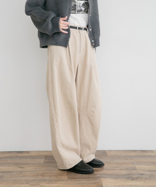 ITEMS URBANRESEARCH(アイテムズ アーバンリサーチ)の「コーデュロイバレルパンツ(その他パンツ・レディース・チャコールグレー/ホワイト系その他/レッド系その他・FREE)」の4枚目の写真