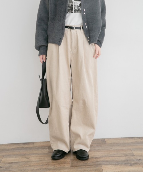 ITEMS URBANRESEARCH(アイテムズ アーバンリサーチ)の「コーデュロイバレルパンツ(その他パンツ・レディース・チャコールグレー/ホワイト系その他/レッド系その他・FREE)」の6枚目の写真