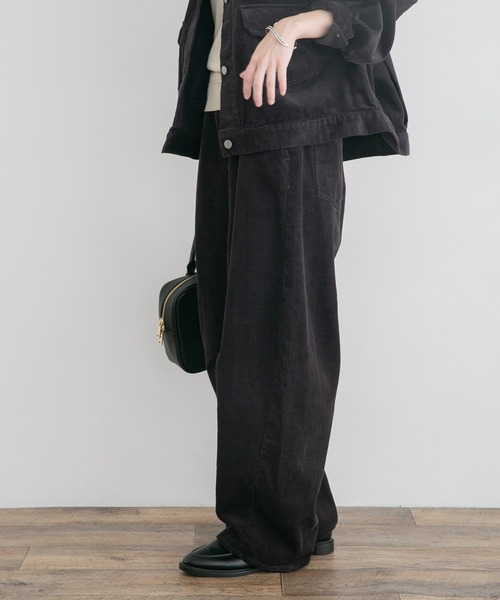 ITEMS URBANRESEARCH(アイテムズ アーバンリサーチ)の「コーデュロイバレルパンツ(その他パンツ・レディース・チャコールグレー/ホワイト系その他/レッド系その他・FREE)」の9枚目の写真