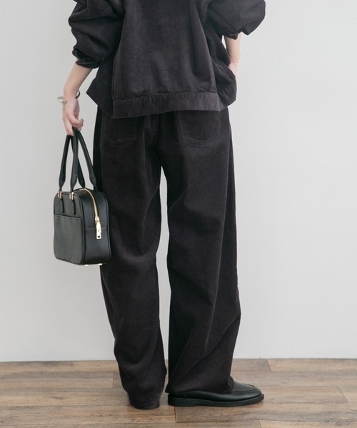 ITEMS URBANRESEARCH(アイテムズ アーバンリサーチ)の「コーデュロイバレルパンツ(その他パンツ・レディース・チャコールグレー/ホワイト系その他/レッド系その他・FREE)」の12枚目の写真