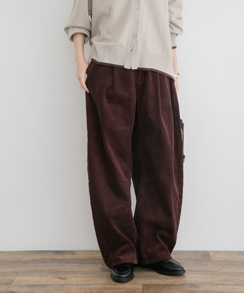 ITEMS URBANRESEARCH(アイテムズ アーバンリサーチ)の「コーデュロイバレルパンツ(その他パンツ・レディース・チャコールグレー/ホワイト系その他/レッド系その他・FREE)」の16枚目の写真