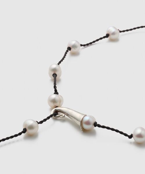 JOURNAL STANDARD（ジャーナルスタンダード）の「【TEINTE/タント】CALLA WHITE PEARL CORD NECKLACE（ネックレス・レディース・ブラック・FREE）」の4枚目の写真