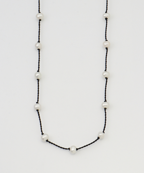 JOURNAL STANDARD（ジャーナルスタンダード）の「【TEINTE/タント】CALLA WHITE PEARL CORD NECKLACE（ネックレス・レディース・ブラック・FREE）」の6枚目の写真