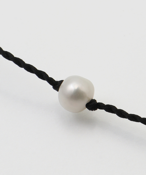 JOURNAL STANDARD（ジャーナルスタンダード）の「【TEINTE/タント】CALLA WHITE PEARL CORD NECKLACE（ネックレス・レディース・ブラック・FREE）」の2枚目の写真