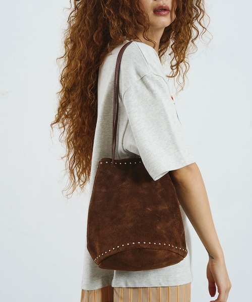 ROSE BUD(ローズバッド)の「MILLELA FIRENZE/STUDS DRAWSTRING BAG(ショルダーバッグ・レディース・ブラウン/ブラック・ONE SIZE)」の2枚目の写真