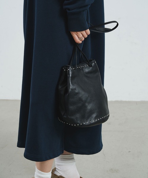 ROSE BUD(ローズバッド)の「MILLELA FIRENZE/STUDS DRAWSTRING BAG(ショルダーバッグ・レディース・ブラウン/ブラック・ONE SIZE)」の1枚目の写真