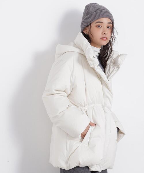 NATURAL BEAUTY BASIC(ナチュラルビューティーベーシック)の「フーデットミドルダウン(ダウンジャケット/コート・レディース・ブラック/ブラウン/オフホワイト・MEDIUM/SMALL)」の2枚目の写真