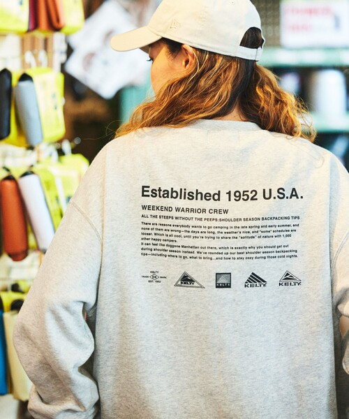KELTY(ケルティ)の「KELTY/ケルティ 限定展開 KELTY×FREAK’S STORE/ケルティ 別注 ヒストリーロゴ バックプリント クルーネックスウェット(スウェット・メンズ・ブラック/チャコールグレー/ライトグレー/ベージュ・SMALL/MEDIUM/LARGE)」の1枚目の写真