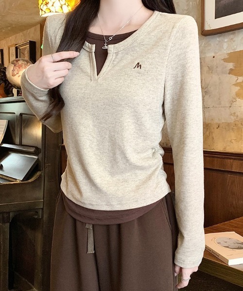 SHEPP(シープ)の「【26年秋冬新作】ワンポイント刺繍 フェイクレイヤード キーネック 長袖 トップス(Tシャツ/カットソー・レディース・アイボリー/ブラック/グレー・M)」の4枚目の写真