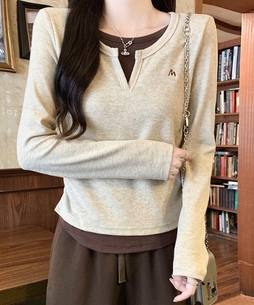 SHEPP(シープ)の「【26年秋冬新作】ワンポイント刺繍 フェイクレイヤード キーネック 長袖 トップス(Tシャツ/カットソー・レディース・アイボリー/ブラック/グレー・M)」の5枚目の写真