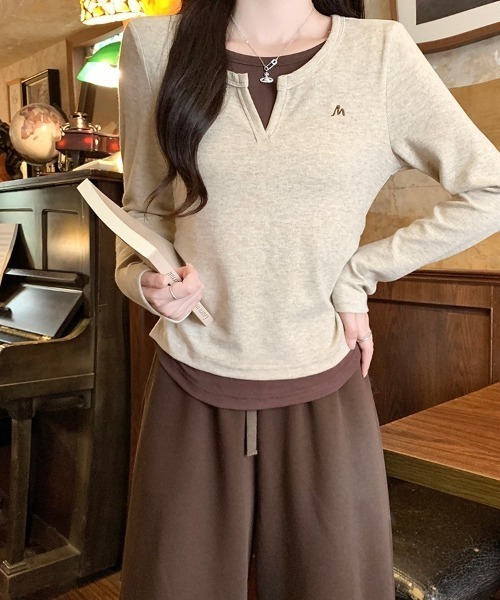 SHEPP(シープ)の「【26年秋冬新作】ワンポイント刺繍 フェイクレイヤード キーネック 長袖 トップス(Tシャツ/カットソー・レディース・アイボリー/ブラック/グレー・M)」の9枚目の写真