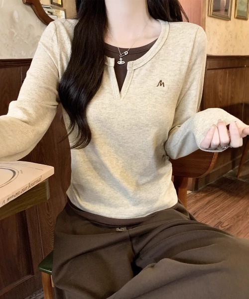 SHEPP(シープ)の「【26年秋冬新作】ワンポイント刺繍 フェイクレイヤード キーネック 長袖 トップス(Tシャツ/カットソー・レディース・アイボリー/ブラック/グレー・M)」の7枚目の写真