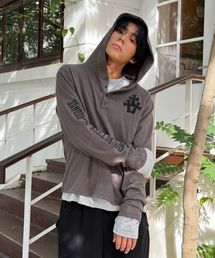 [クロップ]クロスパッチヘンリーネックフード長袖Tシャツ-ダスティグレー