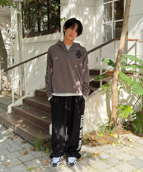 SUPERSUB（スーパーサブ）の「[クロップ]クロスパッチヘンリーネックフード長袖Tシャツ-ダスティグレー（Tシャツ/カットソー・レディース・その他・MEDIUM/LARGE）」の2枚目の写真