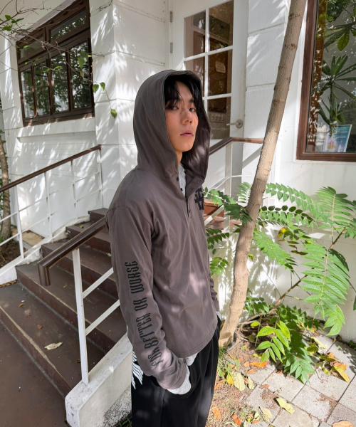 SUPERSUB（スーパーサブ）の「[クロップ]クロスパッチヘンリーネックフード長袖Tシャツ-ダスティグレー（Tシャツ/カットソー・レディース・その他・MEDIUM/LARGE）」の4枚目の写真