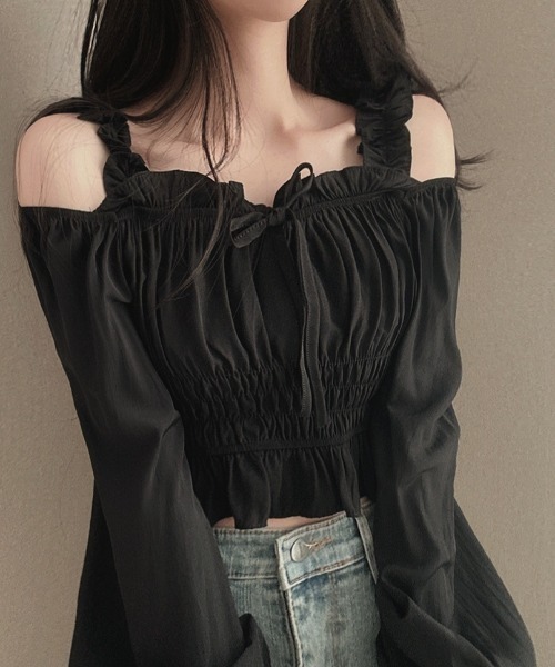 FLINEA(フリネア)の「オフショルダーシャーリングパフスリーブショートブラウス(シャツ/ブラウス・レディース・ホワイト/ブラック・FREE)」の2枚目の写真