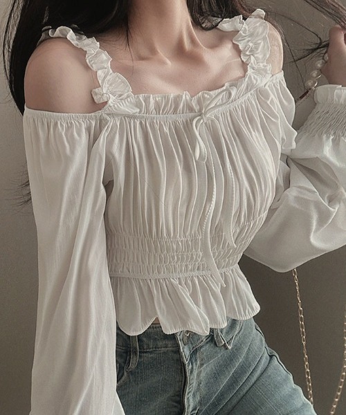 FLINEA(フリネア)の「オフショルダーシャーリングパフスリーブショートブラウス(シャツ/ブラウス・レディース・ホワイト/ブラック・FREE)」の3枚目の写真