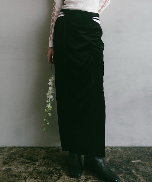 ILANIS(イラニス)の「Stretch Velvet Cut Out Skirt(スカート・レディース・グレー/ブラック/ライトベージュ・S/M)」の1枚目の写真