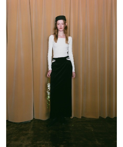 ILANIS(イラニス)の「Stretch Velvet Cut Out Skirt(スカート・レディース・グレー/ブラック/ライトベージュ・S/M)」の4枚目の写真