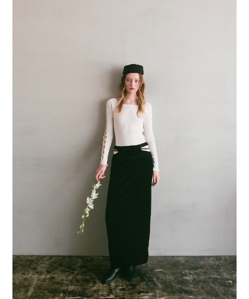 ILANIS(イラニス)の「Stretch Velvet Cut Out Skirt(スカート・レディース・グレー/ブラック/ライトベージュ・S/M)」の5枚目の写真