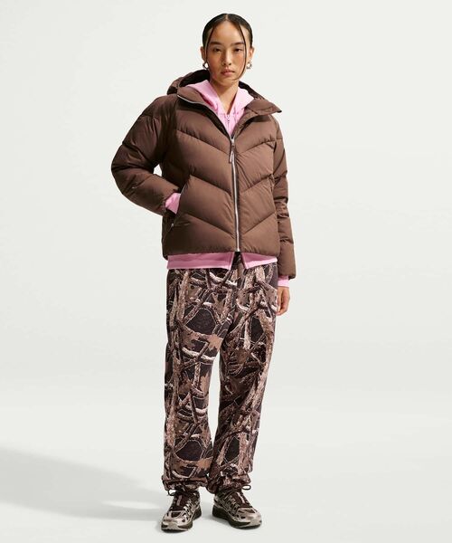 NIKE（ナイキ）の「ナイキ スポーツウェア ウィンドパファー ウィメンズ Storm-FIT フーデッド ダウン ジャケット / Nike Sportswear Windpuffer Women's Storm-FIT Hooded Down Jacket IF5906-259 Cacao Wow（ダウンジャケット/コート・レディース・ブラウン系その他2・XL/S/M/L）」の4枚目の写真