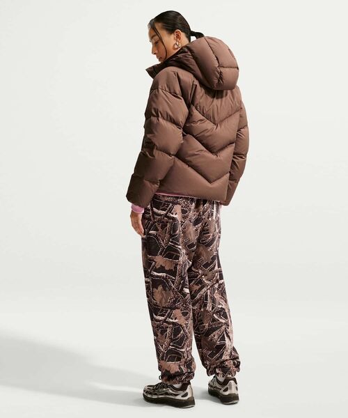 NIKE（ナイキ）の「ナイキ スポーツウェア ウィンドパファー ウィメンズ Storm-FIT フーデッド ダウン ジャケット / Nike Sportswear Windpuffer Women's Storm-FIT Hooded Down Jacket IF5906-259 Cacao Wow（ダウンジャケット/コート・レディース・ブラウン系その他2・XL/S/M/L）」の5枚目の写真