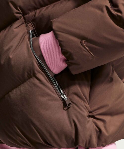 NIKE（ナイキ）の「ナイキ スポーツウェア ウィンドパファー ウィメンズ Storm-FIT フーデッド ダウン ジャケット / Nike Sportswear Windpuffer Women's Storm-FIT Hooded Down Jacket IF5906-259 Cacao Wow（ダウンジャケット/コート・レディース・ブラウン系その他2・XL/S/M/L）」の7枚目の写真
