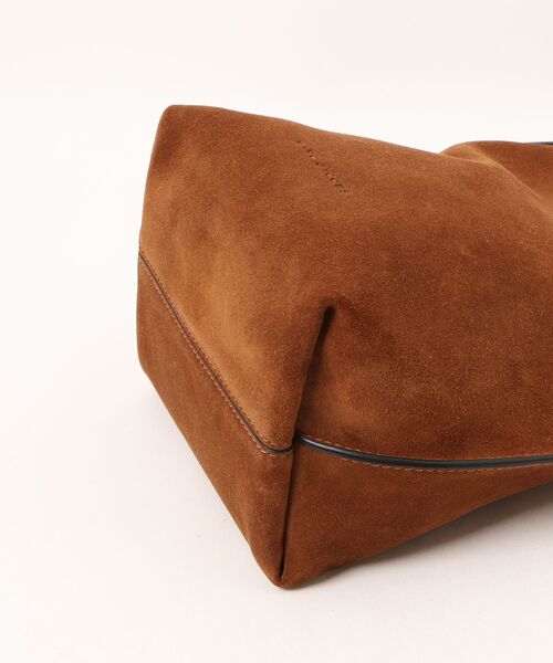 MARC JACOBS(マークジェイコブス)の「SCENE SMALL BUCKET IN SUEDE/シーン スモール バケット スエード(ショルダーバッグ・レディース・ブラウン・ONE SIZE)」の9枚目の写真