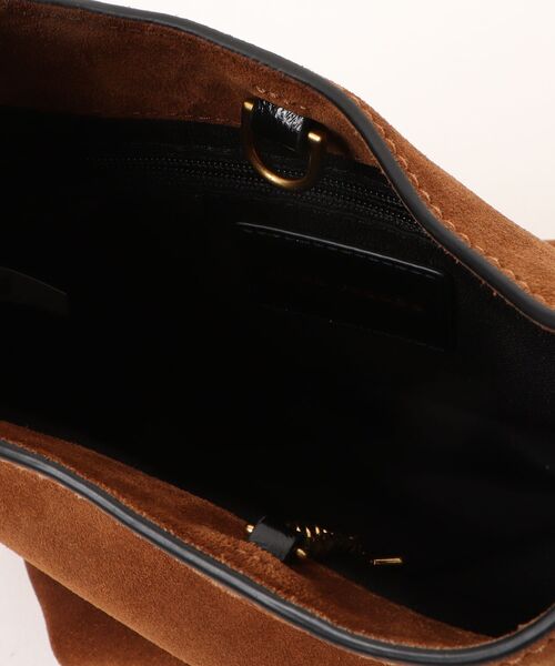 MARC JACOBS(マークジェイコブス)の「SCENE SMALL BUCKET IN SUEDE/シーン スモール バケット スエード(ショルダーバッグ・レディース・ブラウン・ONE SIZE)」の10枚目の写真
